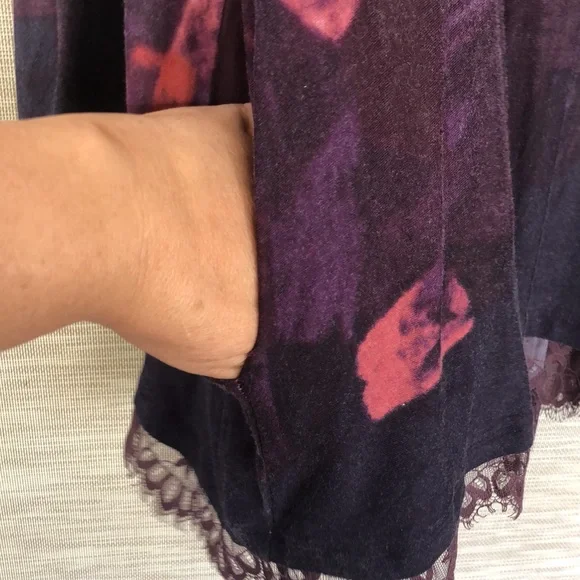 LOGO by Lori Goldstein Printed Swing Top with Lace at Hem 1X - Picture 4 of 9